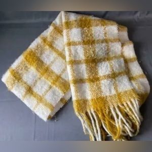 LOFT Woman's Blanket Scarf in Yellow and Cream